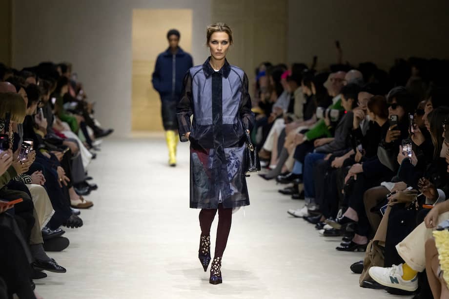 La modelo estadounidense Bella Hadid presenta una creación de la colección Prada durante la Semana de la Moda de Milán, colección mujer-hombre otoño-invierno 2026-2027. / Miguel Medina / AFP