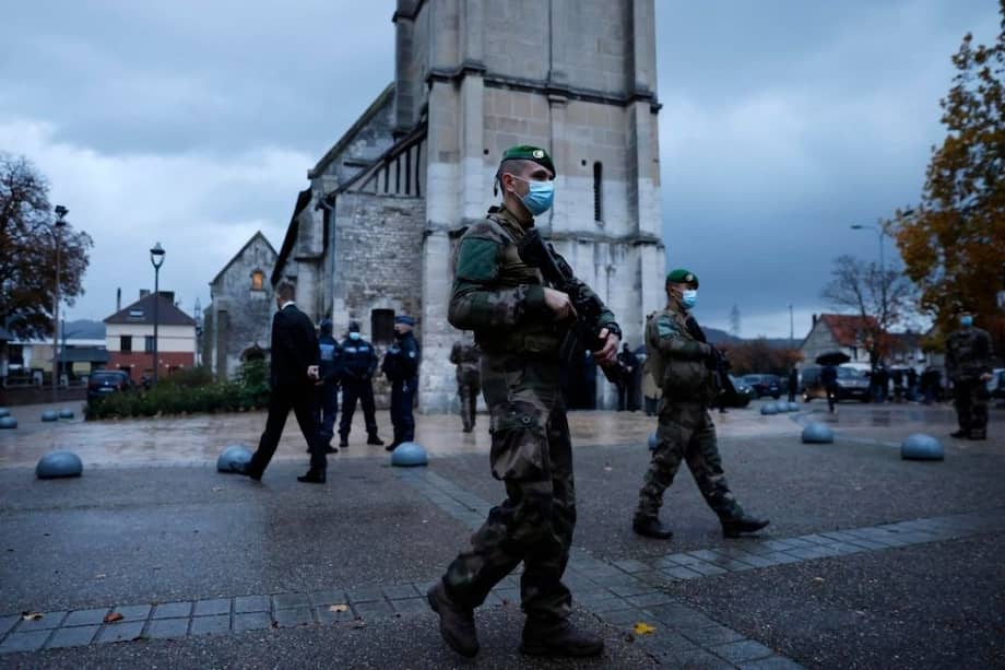 Soldados franceses patrullan una iglesia en el noroeste de Francia ante el miedo producido por los ataques atribuidos a presuntos islamistas en las últimas semanas.