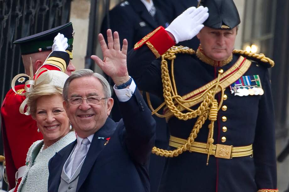 Imagen de archivo del exrey Constantino de Grecia y su esposa, Anne-Marie de Dinamarca, llegando a la Abadía de Westminster para la ceremonia de boda del Príncipe William y Kate Middleton en Londres, Gran Bretaña, el 29 Abril de 2011.