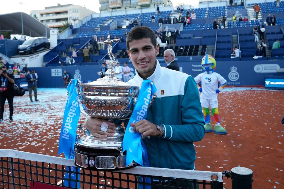 Carlos Alcaraz, con el trofeo del Barcelona Open Banc Sabadell // EFE-Alejandro Garcia,