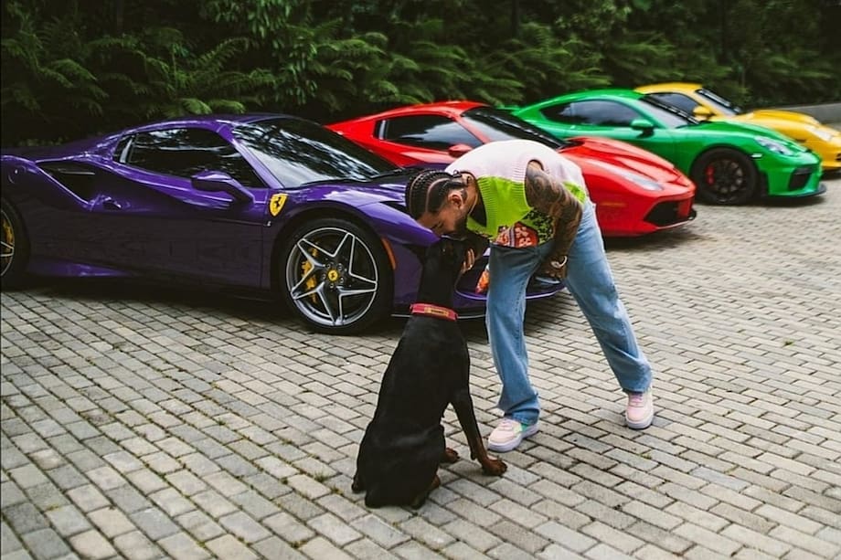 Maluma tiene una numerosa colección de autos deportivos de lujo. Estos dos Ferrari y dos Porsche hacen parte de sus llamativos 'juguetes'.