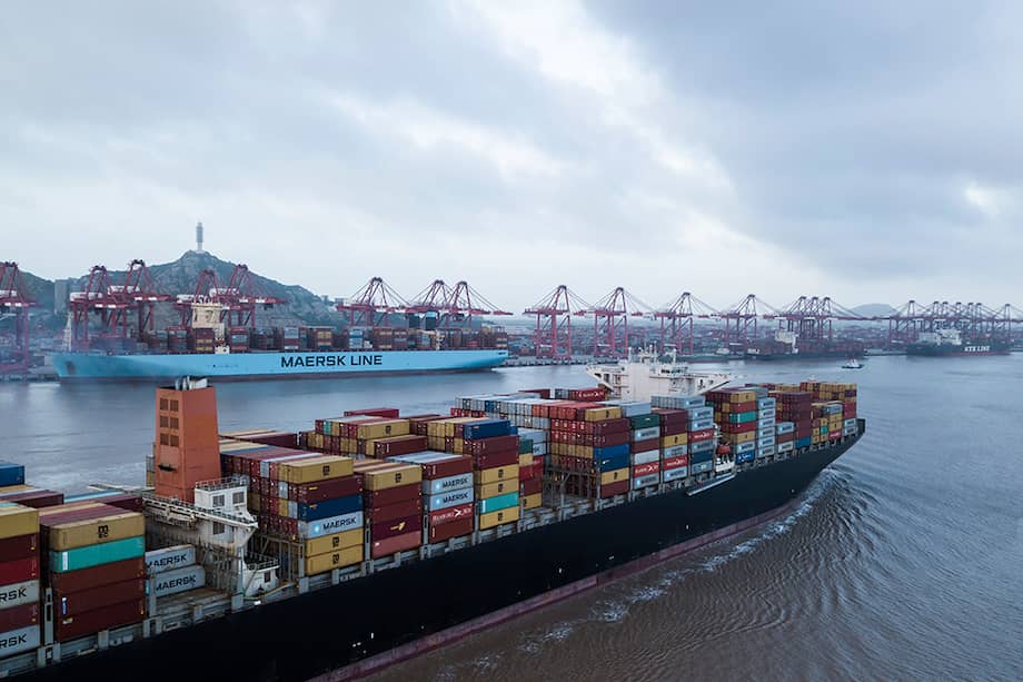 Remolcadores mueven el portacontenedores 'APL Ciudad de México'. / AFP