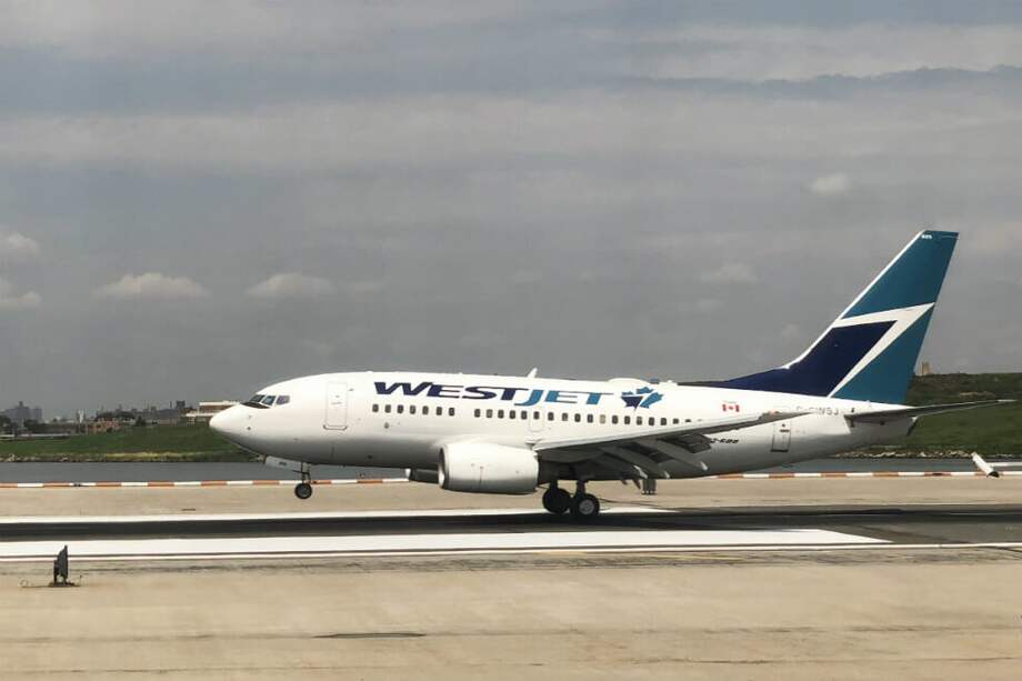 La policía y los funcionarios de salud pública recibieron el vuelo a su llegada a Toronto. / AFP