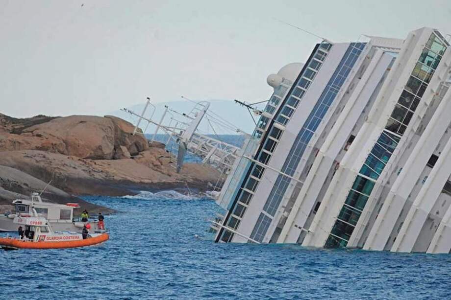 Capitán de "Costa Concordia" saltó voluntariamente a una lancha, dice testigo