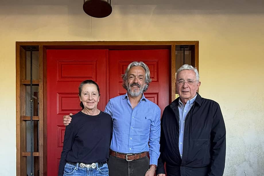 Juan Daniel Oviedo junto a Álvaro Uribe y su esposa.
