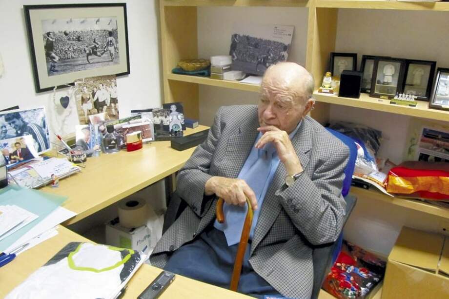Don Alfredo Di Stéfano, en su oficina en el estadio Santiago Bernabéu, rodeado de fotos y recuerdos de su exitosa carrera como futbolista. / Olga L. Barona T.