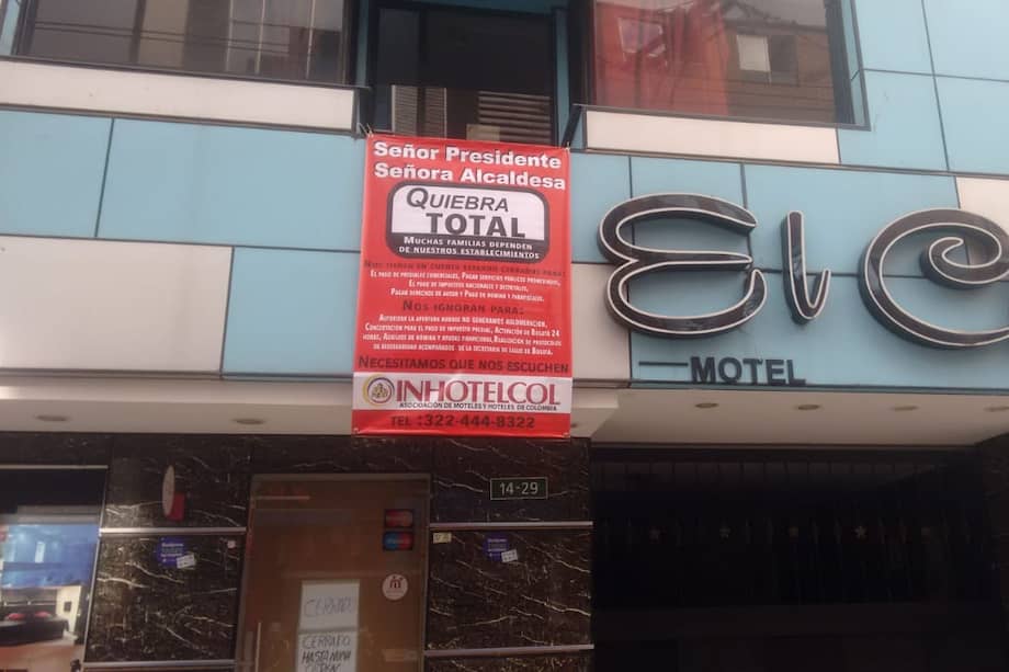 En las fachadas de algunos moteles hay avisos en los que se reclama al gobierno nacional y distrital por el impacto económico del gremio.