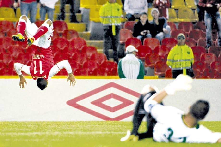 Wílder Medina celebra con una pirueta el 2-0 de anoche. / Andrés Torres