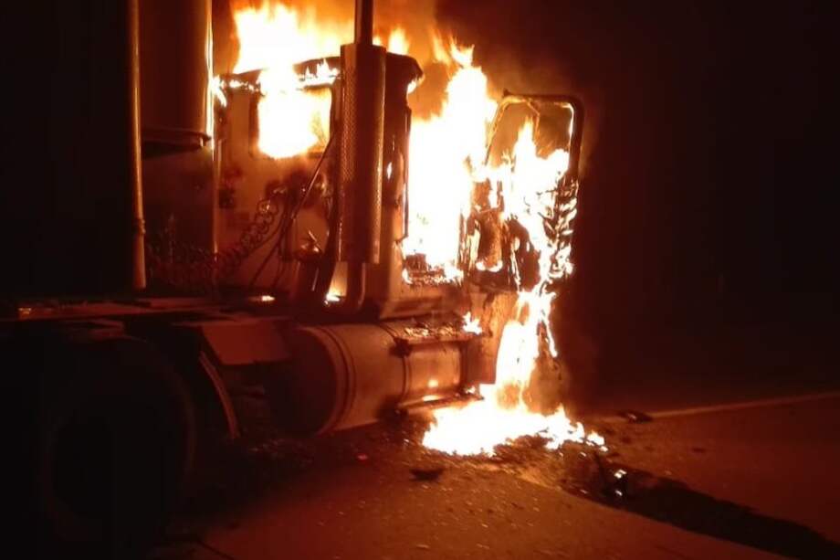 Un camión de la empresa Bucanero fue incinerado, al parecer por miembros del Eln. / Tomado de @FenaviColombia