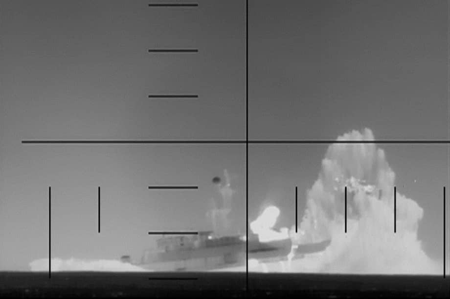 Esta captura de pantalla de un video publicado por el Departamento de Defensa de Estados Unidos muestra la imagen de un submarino estadounidense disparando y hundiendo un buque de guerra iraní con un torpedo en el océano Índico.