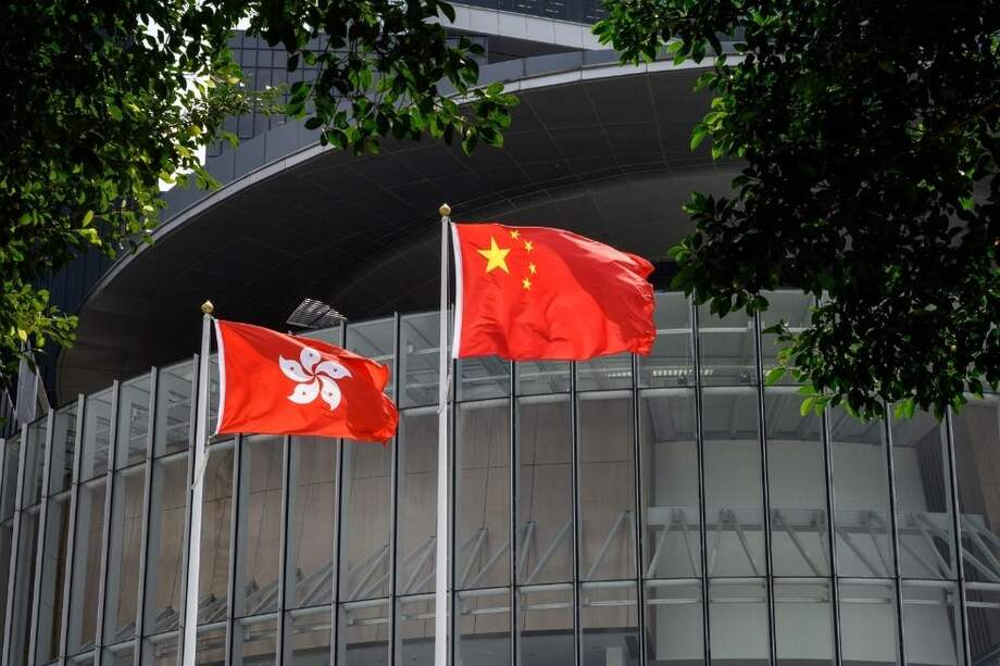 Las banderas de China (centro) y Hong Kong (izquierda) ondean en el complejo legislativo de Hong Kong.