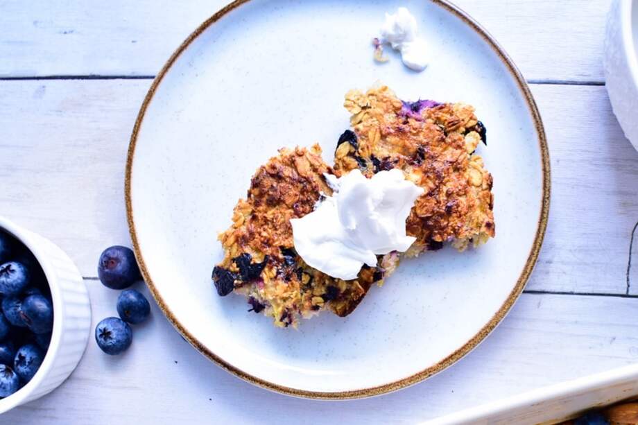 Deja reposar y sirve con yogurt o crema de coco.