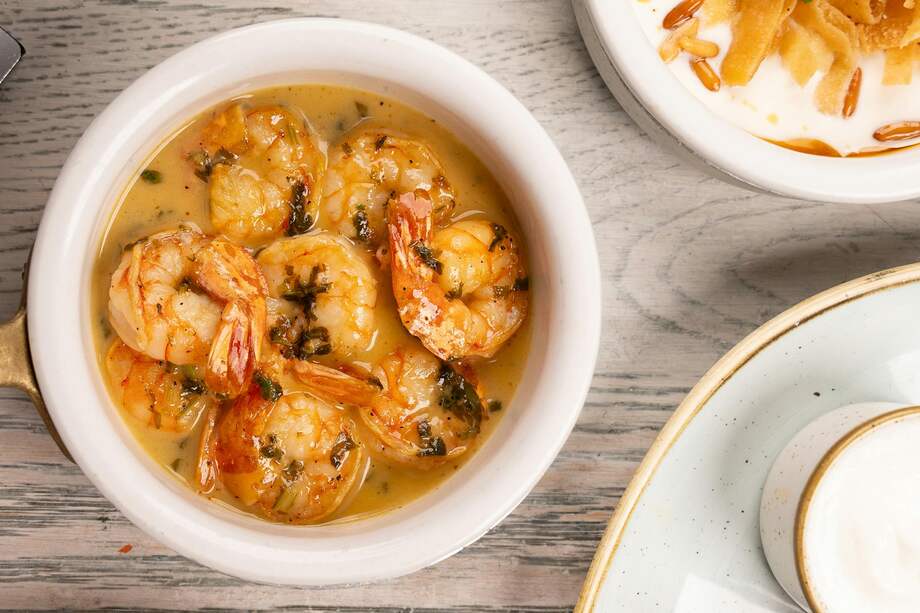 Este pescado con camarones lo puedes servir con arroz blanco, de coco o con unas buenas tajadas de patacón.