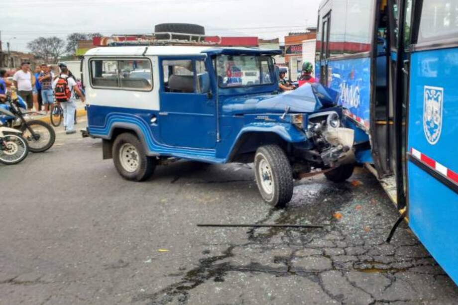 Choque entre bus Mio y campero deja ocho heridos en Cali