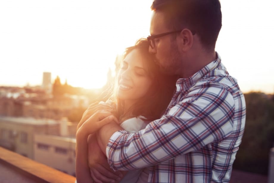 Puesta de sol reflejada en una pareja