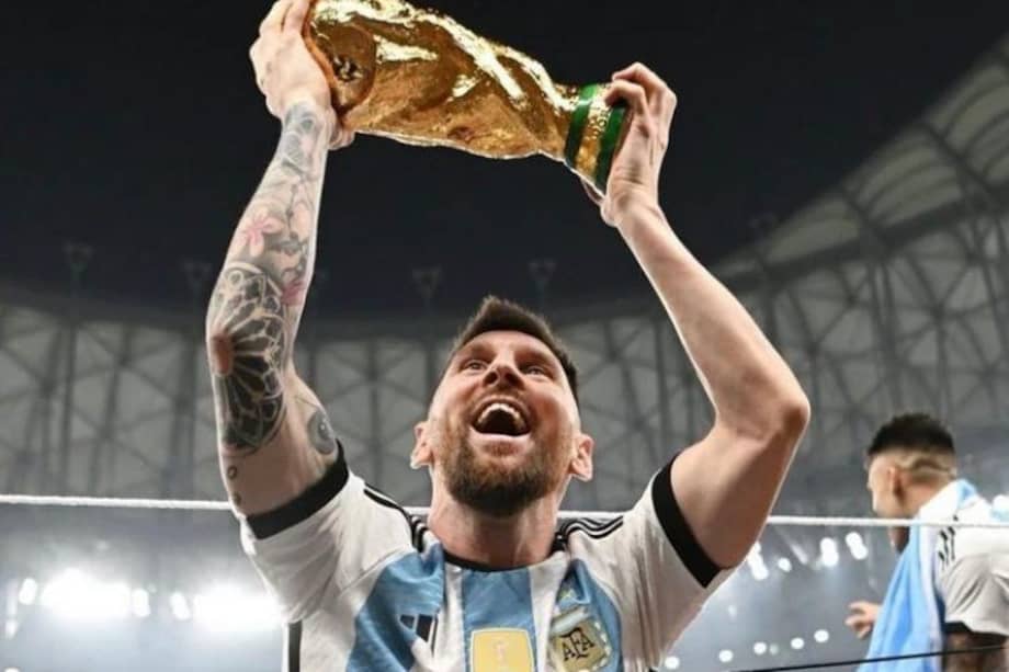 Lionel Messi levantando la Copa del Mundo en Catar.