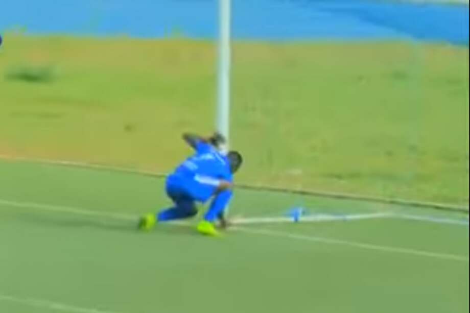 Moussa Camara, delantero del Rayon, de Ruanda, colocando algo al lado de uno de los palos del arco rival. / Captura de pantalla de YouTube