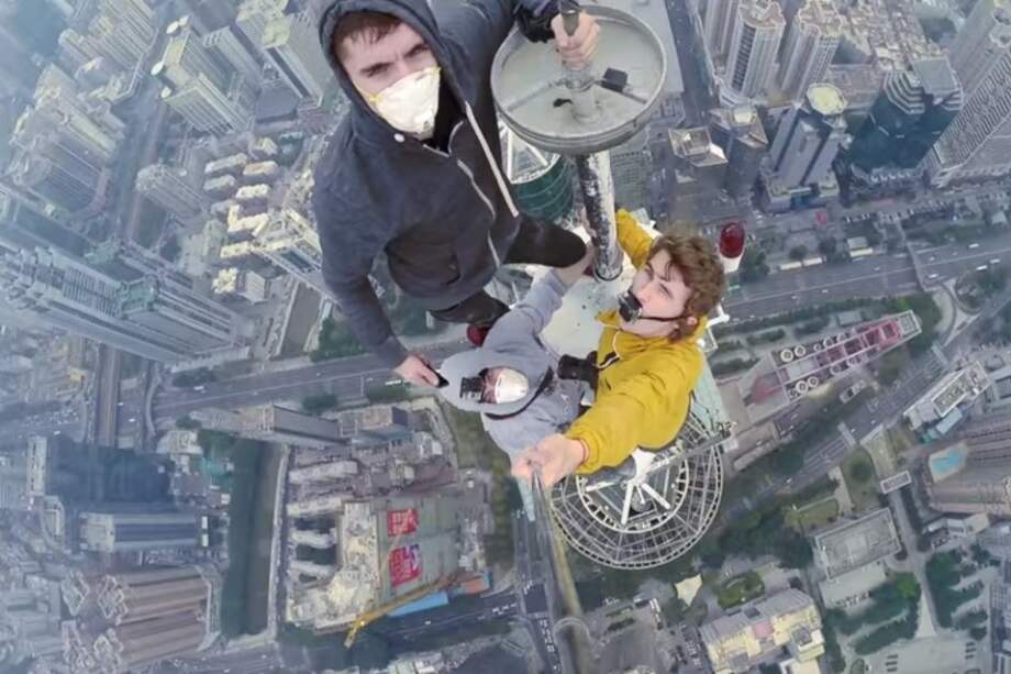 Jóvenes se graban a 383 metros de altura, en uno de los edificios más altos del mundo