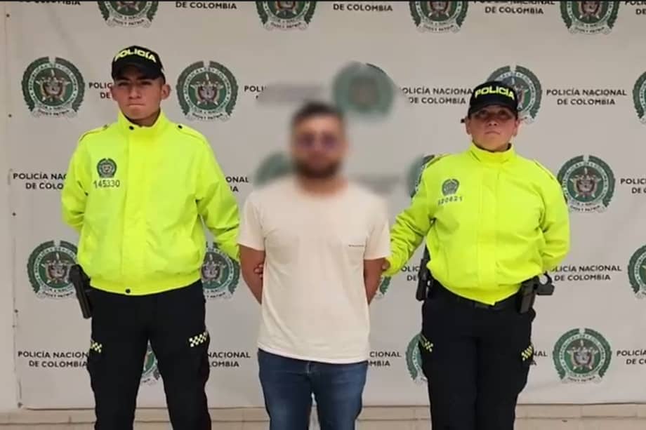 El capturado, de 30 años, trabajaba en el área administrativa del colegio en donde estudiaba la menor y en donde ocurrió el abuso. Un juez lo envió a prisión.