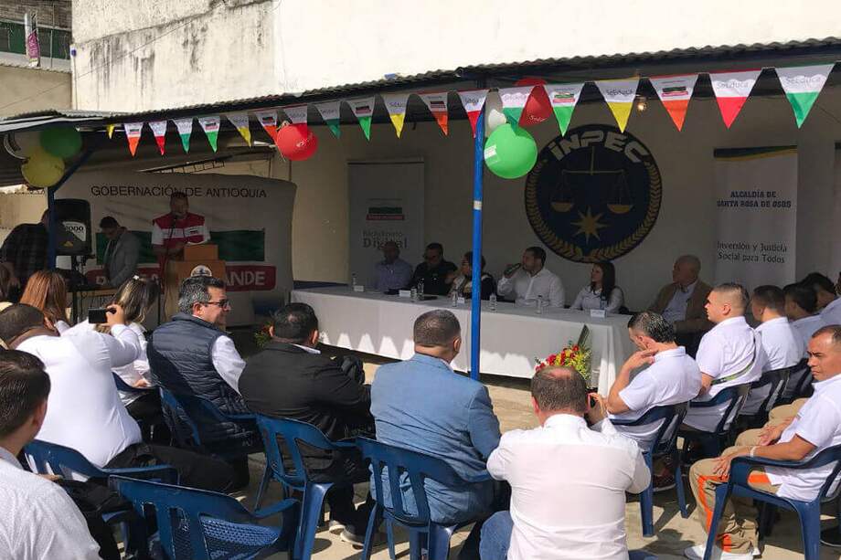 Acto protocolario del inicio oficial del Bachillerato Digital en el Centro Penitenciario de Santa Rosa de Osos. / Cuenta de Twitter @SecEducacionAnt