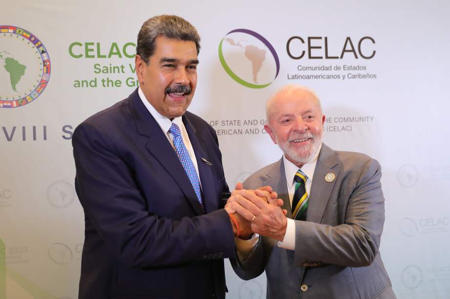 Nicolás Maduro y el presidente de Brasil, Luiz Inácio Lula da Silva (d), durante una reunión bilateral en la cumbre de la Celac en marzo de 2024.