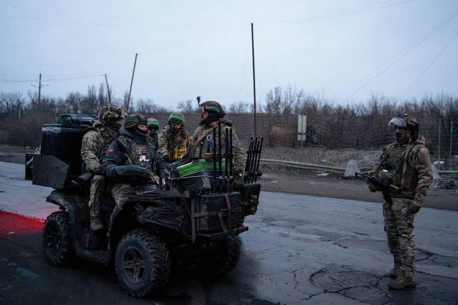 Soldados ucranianos durante una misión de reabastecimiento en el Donbás, Ucrania.