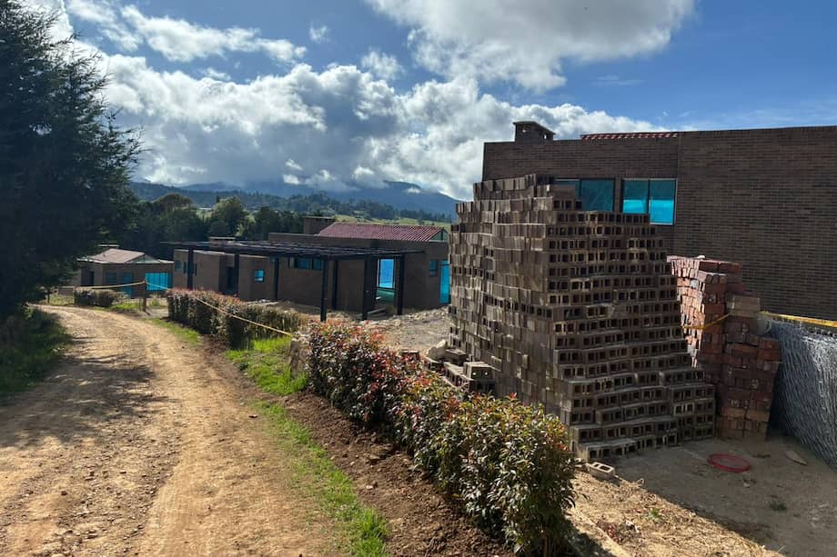 Durante la inspección, la CAR evidenció movimientos de tierra dentro de la reserva, una actividad que puede afectar el suelo, el agua y el entorno natural. Por esta razón, ordenó la suspensión inmediata de la obra.