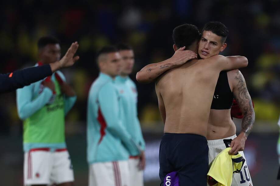 James Rodríguez, de la selección de Colombia, y Kendry Páez, jugador ecuatoriano de 16 años, intercambian camisetas al finalizar el partido en Quito, por las Eliminatorias al Mundial 2026.
