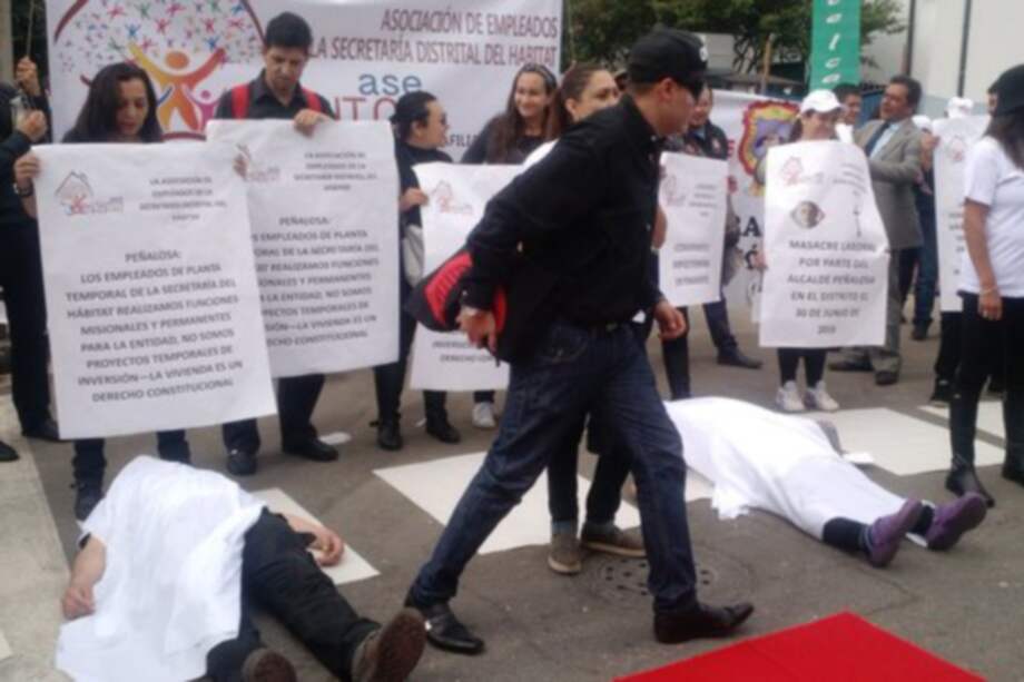Manifestantes protestan frente al Concejo por las reformas de Peñalosa en el sector Salud. Foto: @SusangM