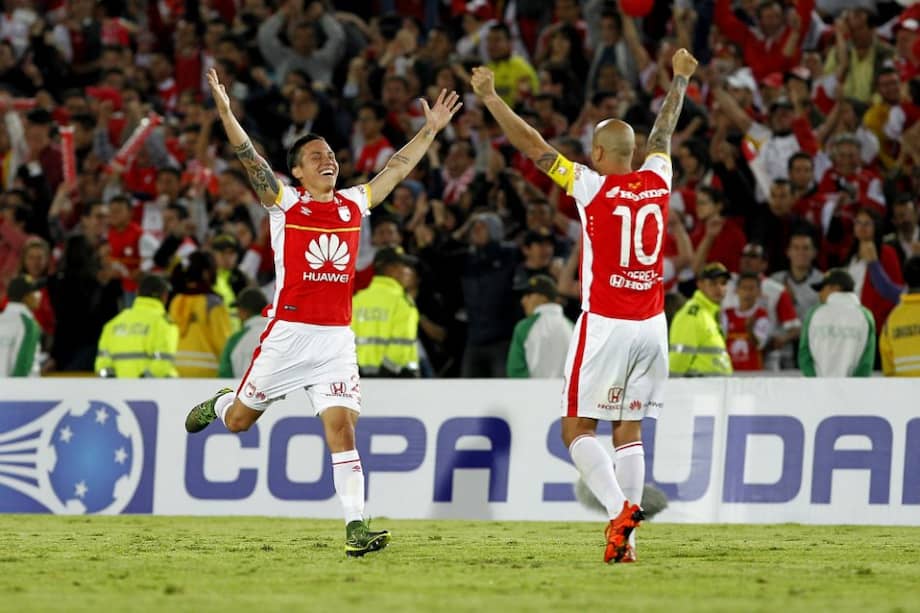Luis Manuel Seijas (i) y Omar Pérez celebran al clasificarse a la final de la Copa Sudamericana. / EFE