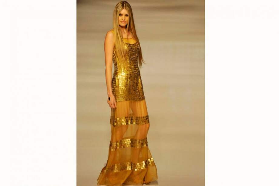 Una modelo luce una creación del diseñador colombiano Andrés Otálora. Foto: Agencia EFE