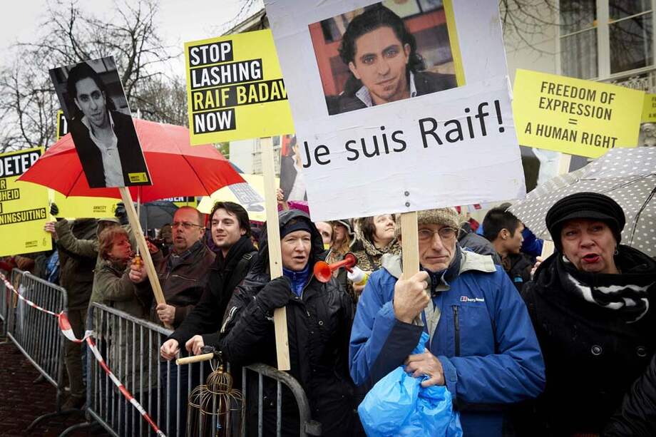La Haya, Holanda. Una manifestación organizada por Amnistía Internacional frente a la embajada saudí para pedir la liberación inmediata del bloguero Raif Badawi. Varios gobiernos de Occidente se han unido a este llamado. / EFE