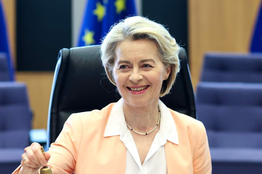 La presidenta de la Comisión Europea, Ursula von der Leyen, inaugura la reunión semanal del Colegio Europeo de Comisarios en Bruselas, Bélgica, el 26 de junio de 2024.