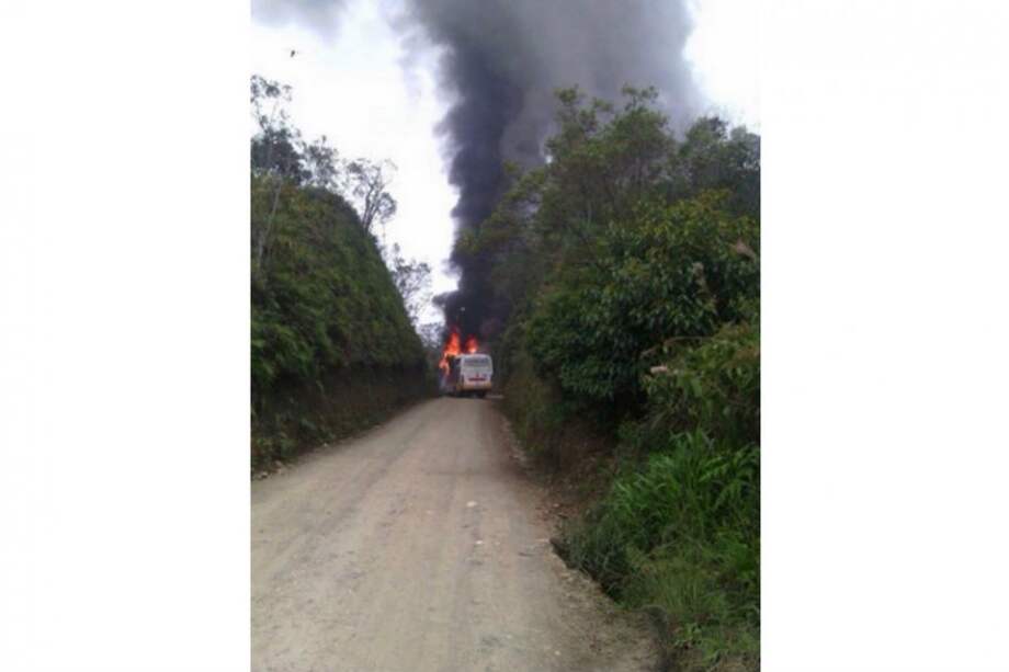 Presuntos guerrilleros de las Farc incineraron dos vehículos en Anorí, Antioquia