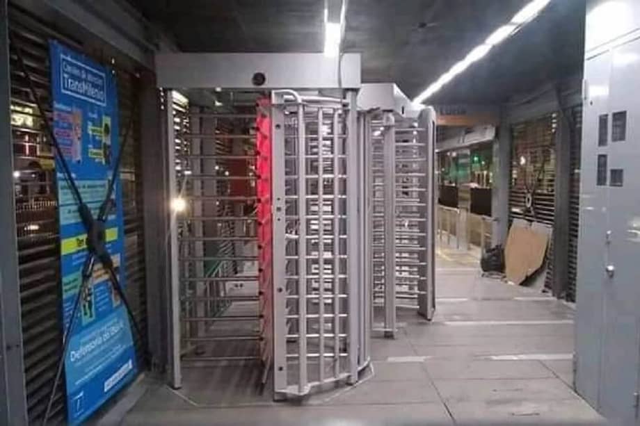 Estas serían los nuevos torniquetes que, si el proyecto piloto arroja buenos resultados, se instalarían en las estaciones de Transmilenio. / Tomada de @SoyBocadillo