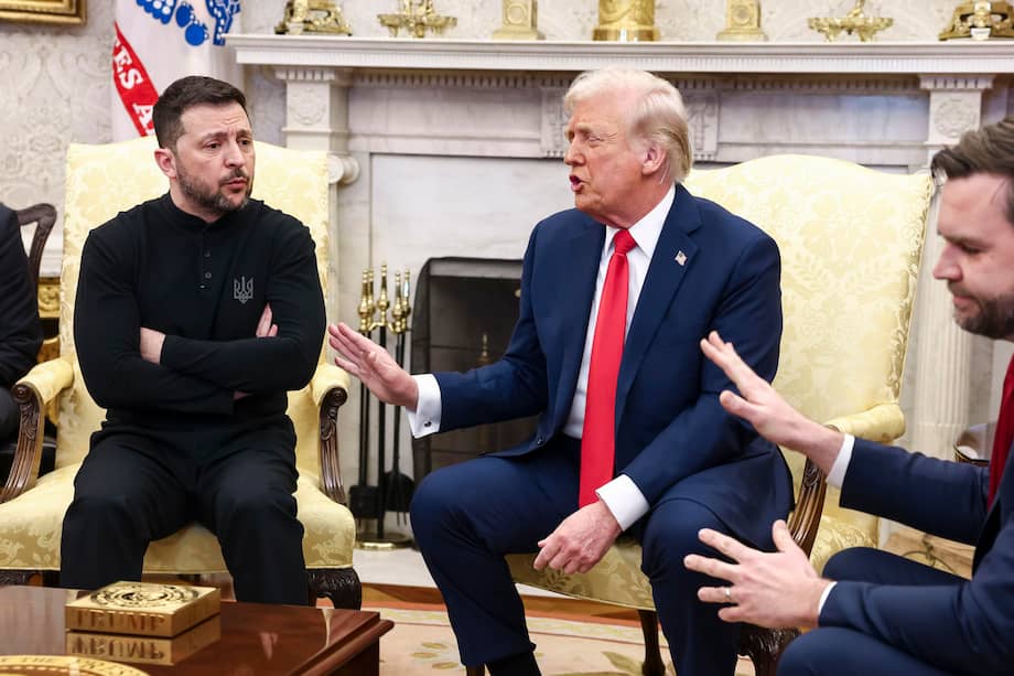 El presidente ucraniano, Volodimir Zelenski (i); el presidente estadounidense, Donald Trump, discuten durante la reunión que celebraron en el Despacho Oval de la Casa Blanca.