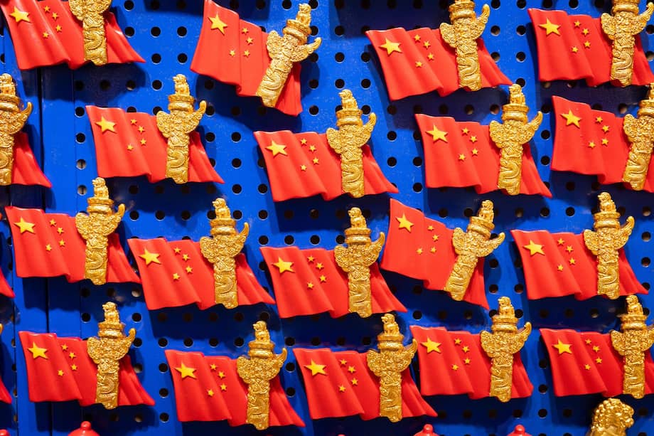 Imanes con la bandera china se exhiben en una tienda de Pekín, China, el 11 de mayo de 2026.