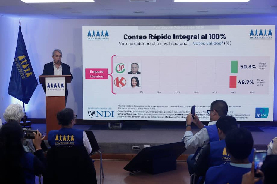 El presidente ejecutivo de la encuestadora Ipsos Alfredo Torres habla durante una rueda de prensa para presentar los resultados de las elecciones presidenciales en Perú este domingo, en Lima (Perú).