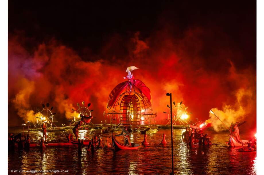 La pieza “Water Fools” de la compañía francesa Ilotopie, fue la escogida para cerrar la decimosexta versión del FITBO. / Steve Eggleton