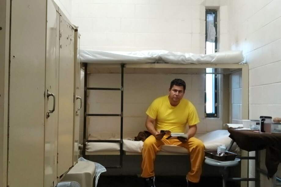 El periodista salvadoreño Mario Guevara está en una celda en el centro de detención de Folkston, en Georgia (EE. UU.).