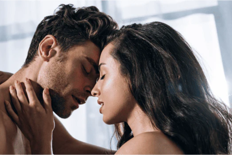 La masturbación frecuente no es inherentemente perjudicial para la vida sexual en pareja, pero puede convertirse en síntoma de desequilibrio si sustituye el deseo compartido. Integrada con comunicación y apertura, puede ser parte de una sexualidad saludable y consciente; ignorada o usada como refugio, puede ser un espejo de lo que no se dice en la intimidad.