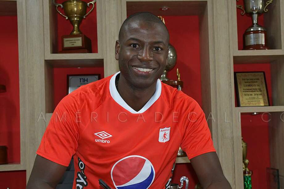 Adrián Ramos firma el nuevo contrato con América, club con el que fue campeón en 2008. / @AmericadeCali