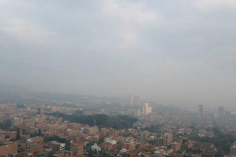Alerta ambiental en Medellín por incendio de Altavista