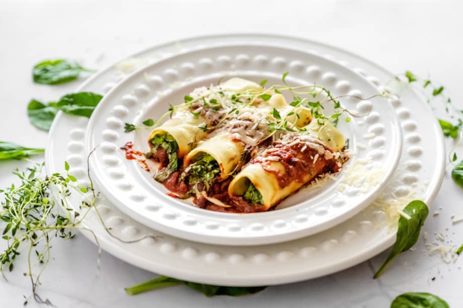 Estos canelones italianos también los puedes rellenar con espinaca o cambiar el pollo por carne.