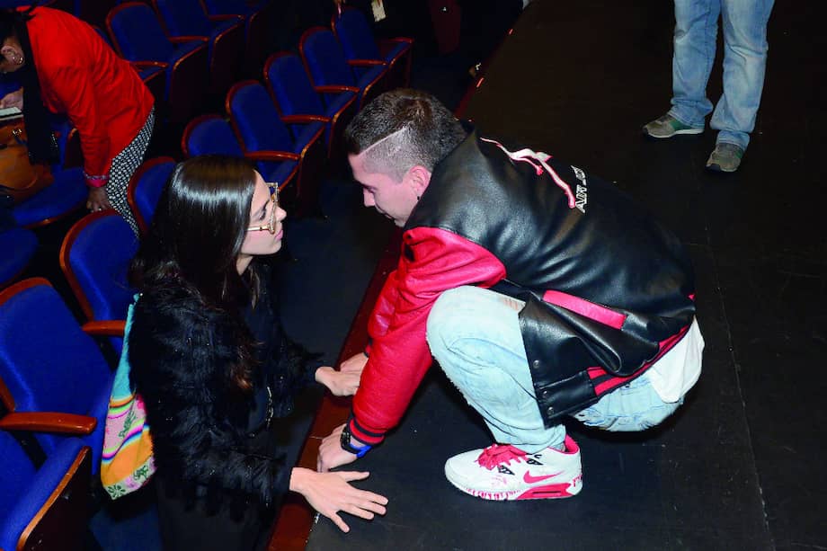 Juan Pablo Urrego y su novia, la actriz Manuela Valdés, fueron pillados por la Revista Vea en un momento de celebración. / Revista Vea