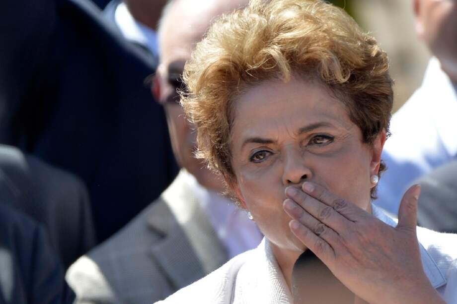 Dilma Rousseff, al abandonar el Palacio de Planato, sede del Gobierno brasileño, luego de ser notificada de que el Senado le abrió un juicio político y que tendrá que dejar el cargo por 180 días. “Dilma, guerrera de la patria brasileña” coreaban los cerca de 3.000 manifestantes que se concentraron frente a la Presidencia. / EFE/CADU GOMES