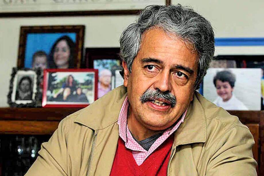 Francisco Gutiérrez Sanín es un reconocido investigador de temas políticos colombianos, profesor universitario y autor de varios libros sobre historia nacional y violencia.