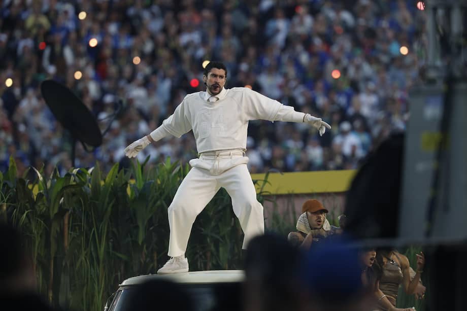 Bad Bunny durante su show de medio tiempo en el Super Bowl. /EFE/EPA/John G. Mabanglo