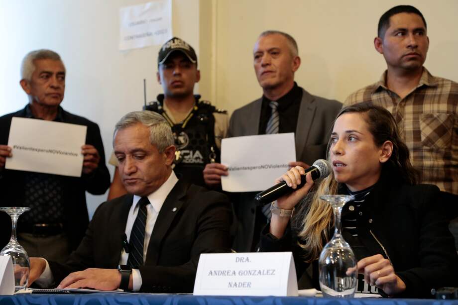 Andrea González Nader (derecha) y otros partidarios del asesinado candidato presidencial Fernando Villavicencio ofrecen una rueda de prensa en Quito (Ecuador)