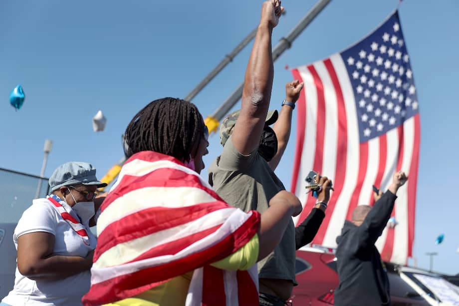 Simpatizantes de Biden celebran que haya superado la barrera de los 270 votos electorales.
